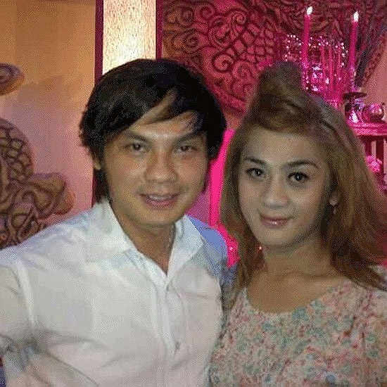 Lâm Chí Khanh (phải)