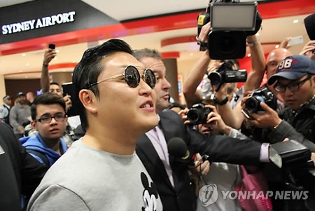 Psy biểu diễn tại X Factor Úc và dạy nhảy cho Mel B - 1 Psy được chào đón nồng nhiệt từ khi mới đặt chân tới sân bay ở Úc