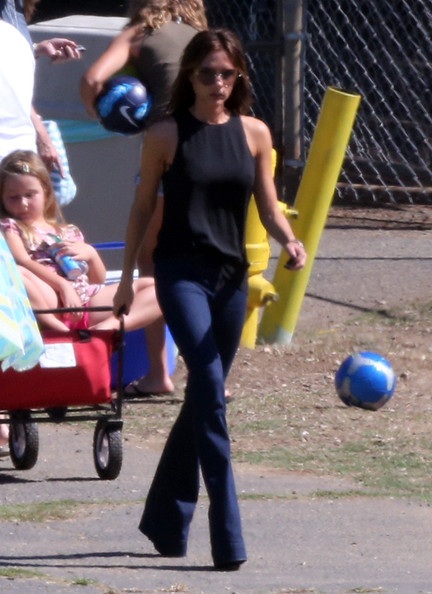 Victoria Beckham khoe dáng siêu thon khi đi xem con đá bóng - 1 VN