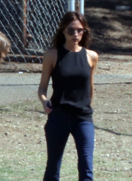 Victoria Beckham khoe dáng siêu thon khi đi xem con đá bóng - 2 VN
