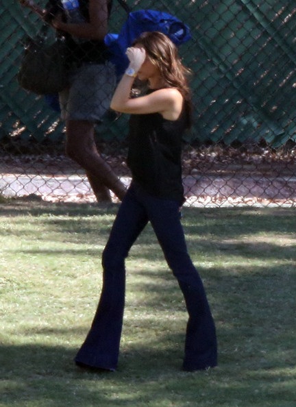 Victoria Beckham khoe dáng siêu thon khi đi xem con đá bóng - 4 VN