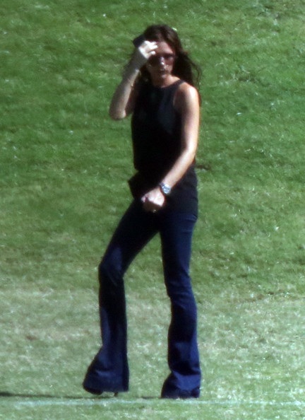 Victoria Beckham khoe dáng siêu thon khi đi xem con đá bóng - 6 VN