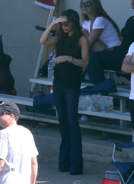 Victoria Beckham khoe dáng siêu thon khi đi xem con đá bóng - 9 VN