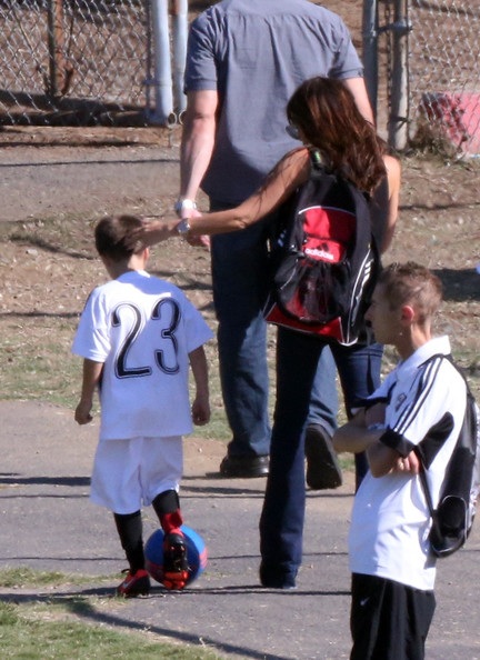 Victoria Beckham khoe dáng siêu thon khi đi xem con đá bóng - 11 VN