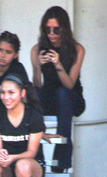 Victoria Beckham khoe dáng siêu thon khi đi xem con đá bóng - 12 VN