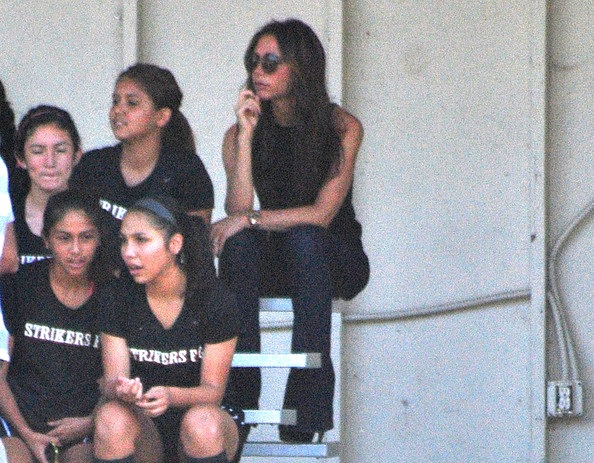 Victoria Beckham khoe dáng siêu thon khi đi xem con đá bóng - 14 VN