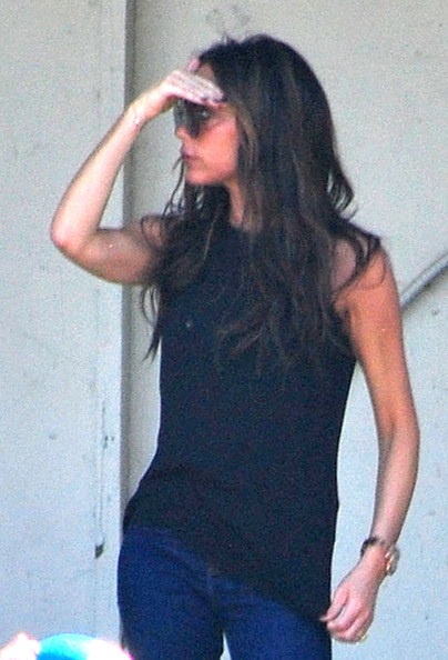 Victoria Beckham khoe dáng siêu thon khi đi xem con đá bóng - 13 VN