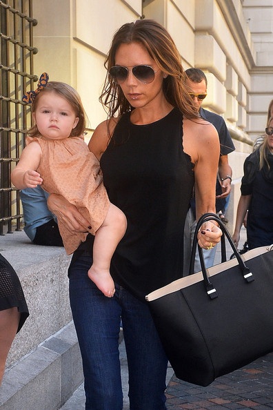 Victoria Beckham khoe dáng siêu thon khi đi xem con đá bóng - 15 VN