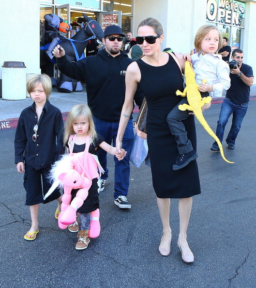 Người hâm hộ đừng hi vọng thấy Angelina Jolie khoe ngực trên thảm đỏ