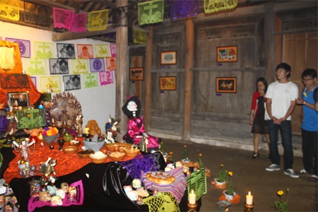 Trưng bày Bàn thờ Mexico - 1 Trưng bày bàn thờ Mexico