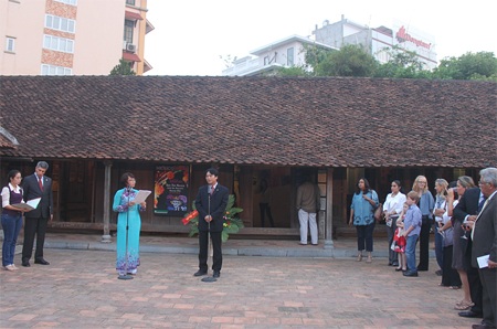 Giám đốc bảo tàng phát biểu trong buổi lễ trưng bày Bàn thờ Mexico