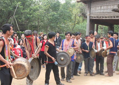 Trình diễn cồng chiêng Tây Nguyên