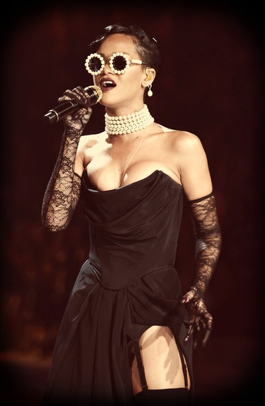 Rihanna gợi cảm không kém siêu mẫu - 11 VN