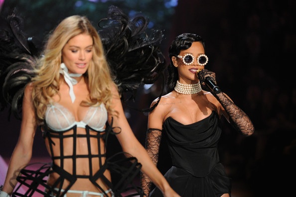 Rihanna gợi cảm không kém siêu mẫu - 14 VN