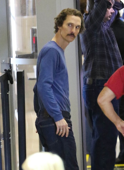Sốc với hình ảnh gày gò của Matthew McConaughey - 3 Matthew McConaughey gày gò tại sân bay