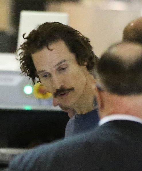 Sốc với hình ảnh gày gò của Matthew McConaughey - 4 Matthew McConaughey gày gò tại sân bay