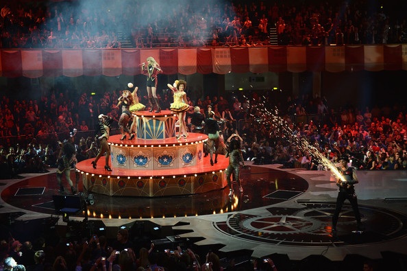 Taylor Swift nổi bật tại lễ trao giải MTV Châu Âu - 11 VN