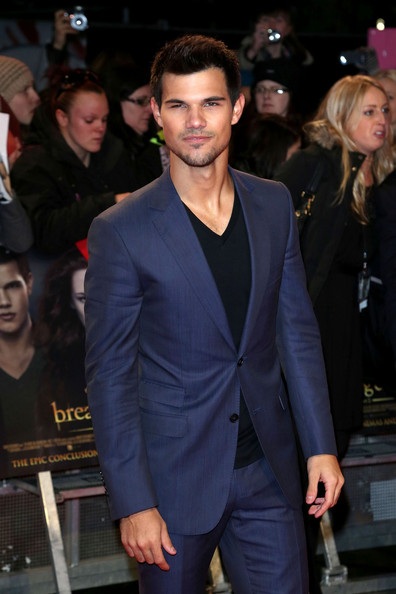 Kristen Stewart diện áo liền quần ren mỏng táo bạo - 17 VN