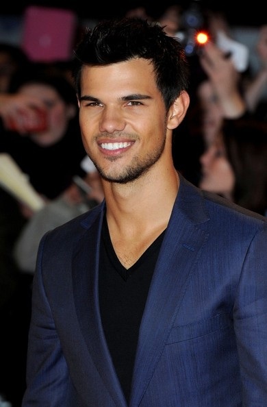 Kristen Stewart diện áo liền quần ren mỏng táo bạo - 18 VN