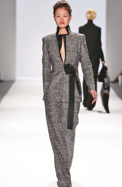 Nguyễn Ngân trình diễn cho show của Zang Toi