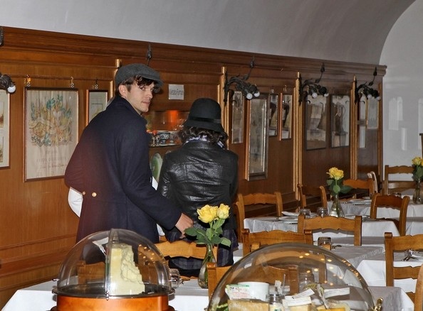 Cánh săn ảnh theo sát Ashton Kutcher - Mila Kunis trong buổi hẹn hò - 2 VN