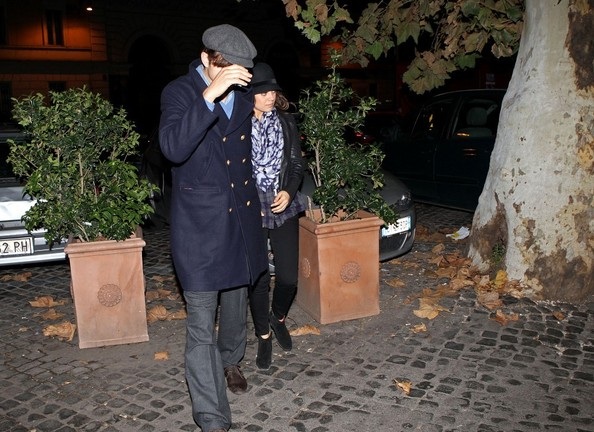 Cánh săn ảnh theo sát Ashton Kutcher - Mila Kunis trong buổi hẹn hò - 8 VN