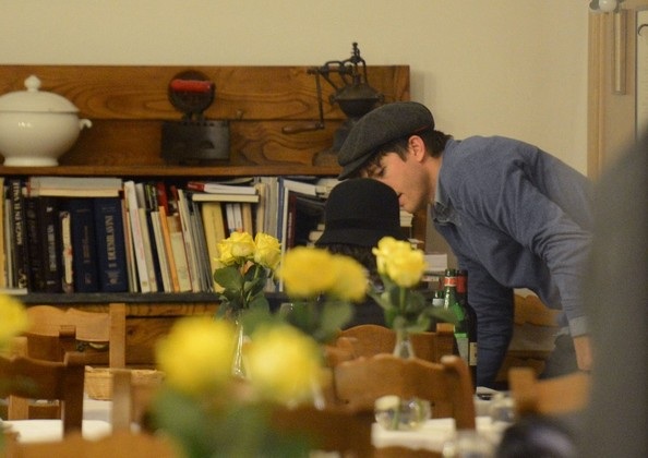 Cánh săn ảnh theo sát Ashton Kutcher - Mila Kunis trong buổi hẹn hò - 5 VN