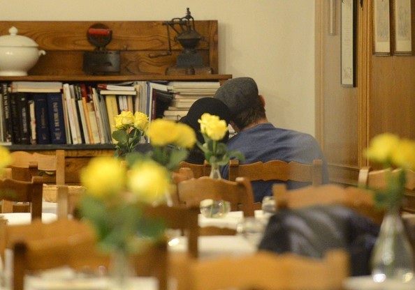 Cánh săn ảnh theo sát Ashton Kutcher - Mila Kunis trong buổi hẹn hò - 6 VN