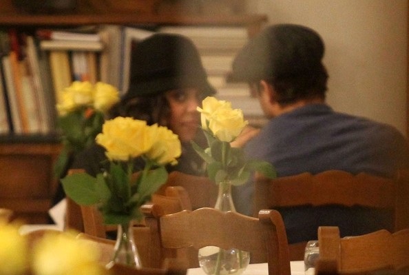 Cánh săn ảnh theo sát Ashton Kutcher - Mila Kunis trong buổi hẹn hò - 7 VN