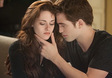 Hừng đông đứng đầu bảng xếp hạng phim ăn khách Bắc Mỹ - 1 Kristen Stewart, Robert Pattinson trong Hừng đông phần 2