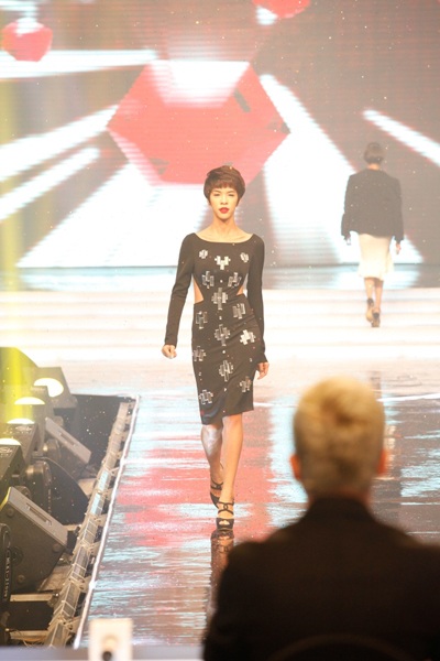 Dàn chân dài Vietnam’s Next Top Model sải bước tự tin trên sàn catwalk - 13 Dàn chân dài Vietnam’s Next Top Model sải bước tự tin trên sàn catwalk