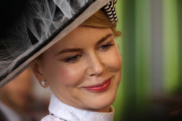 Nicole Kidman đội mũ lạ mắt - 2 VN