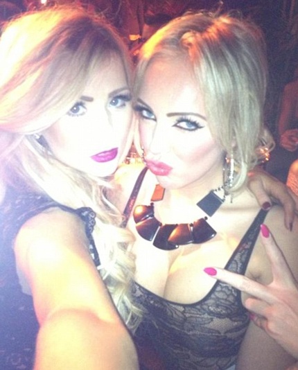 Aisleyne Horgan-Wallace (phải) chụp ảnh kỷ niệm cùng bạn tại bữa tiệc.