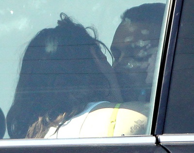 Kristen Stewart bị bắt gặp hôn bồ trên ô tô