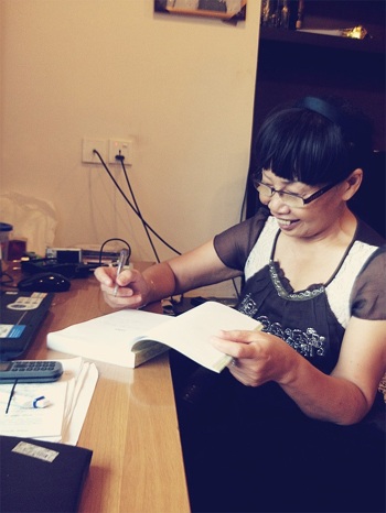 Phan Thị Thanh Nhàn: “Bây giờ, tình yêu với tôi đơn giản lắm” - 4 Nhà thơ Phan Thị Thanh Nhàn khoe tuyển tập văn thơ mới ra mắt.