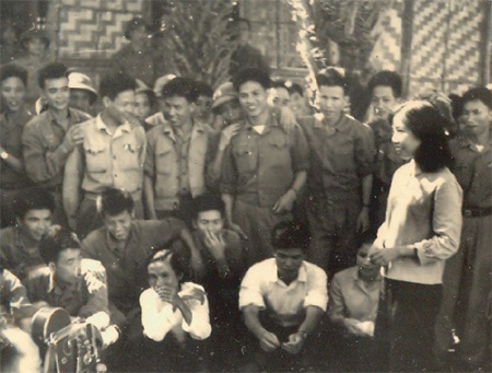 Phan Thị Thanh Nhàn: “Bây giờ, tình yêu với tôi đơn giản lắm” - 1 Nhà thơ Phan Thị Thanh Nhàn đọc thơ cho các chiến sỹ bộ đội tại đường 9, năm 1971