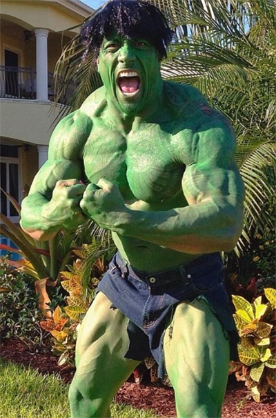 Thêm ảnh “sao” chơi Halloween - 2 The Rock - ngôi sao phim Vua bọ cạp hóa thân thành Người khổng lồ xanh
