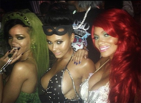 Thêm ảnh “sao” chơi Halloween - 10 Rihanna (trái) vui chơi bên bạn bè