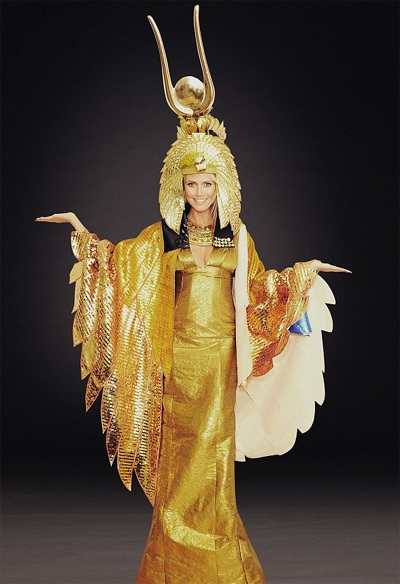 Siêu mẫu Heidi Klum hóa thành nữ hoàng Cleopatra