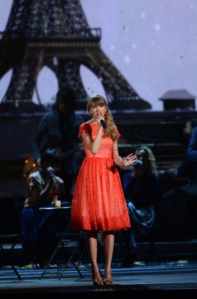 Carrie Underwood “đọ sắc” Taylor Swift trên sân khấu lễ trao giải nhạc đồng quê - 2 Nữ ca sỹ 22 tuổi duyên dáng trong chiếc áy đỏ mềm mại