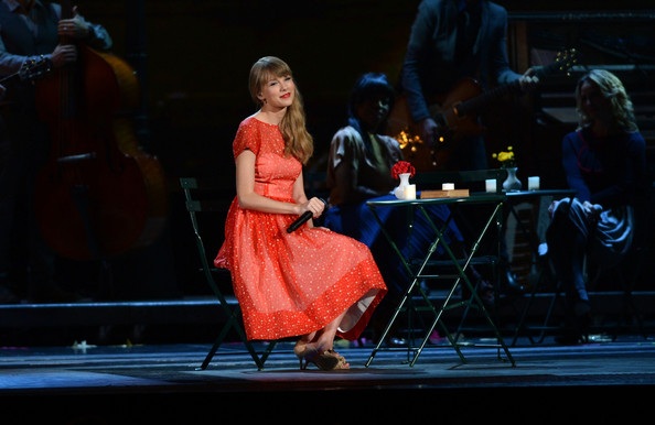 Carrie Underwood “đọ sắc” Taylor Swift trên sân khấu lễ trao giải nhạc đồng quê - 3 Taylor Swift nữ tính và quyến rũ