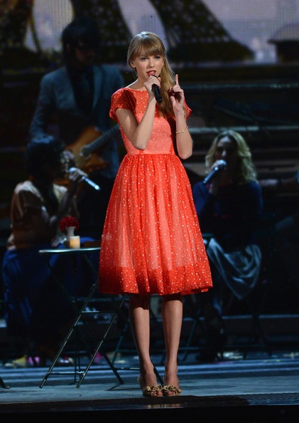 Carrie Underwood “đọ sắc” Taylor Swift trên sân khấu lễ trao giải nhạc đồng quê - 4 Carrie Underwood hát live cực đỉnh ca khúc Blown Away