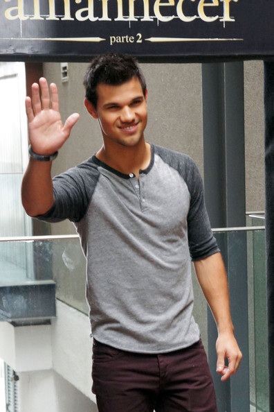 Taylor Lautner nghĩ gì về chuyện Kristen Stewart “ăn nem”? - 2 Taylor Lautner