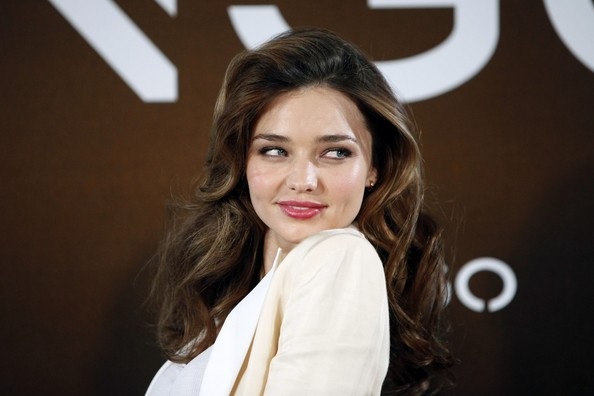 Miranda Kerr trẻ trung và quyến rũ với tông màu trắng - 9 VN