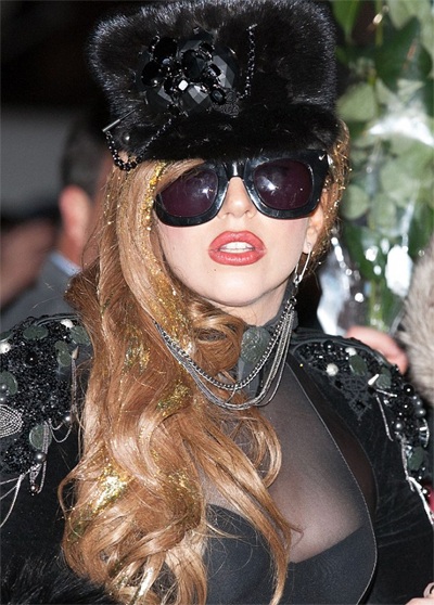 Lady Gaga tiếp tục ăn mặc lố lăng - 2 VN