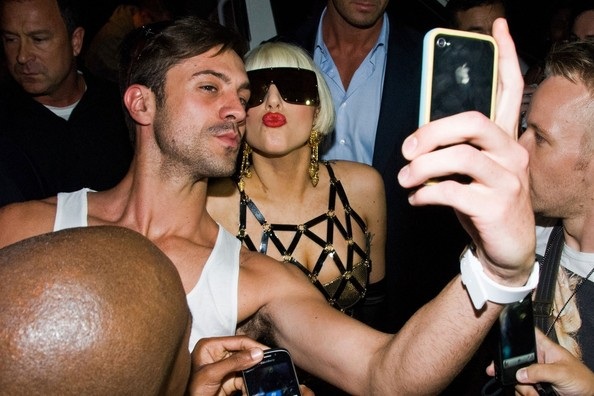 Lady Gaga tiếp tục ăn mặc lố lăng - 7 VN