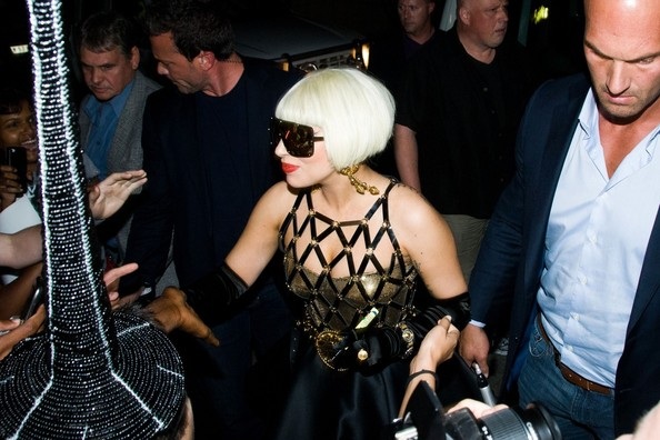 Lady Gaga tiếp tục ăn mặc lố lăng - 8 VN