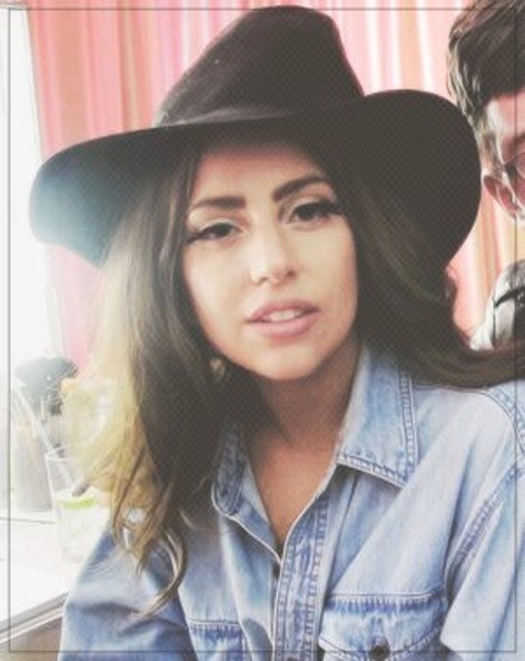 Lady Gaga tiếp tục ăn mặc lố lăng - 9 VN