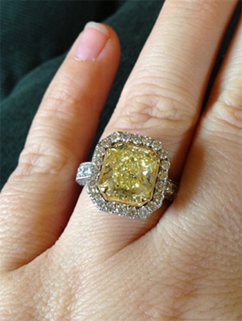 Cô khoe nhẫn đính hôn trên blog