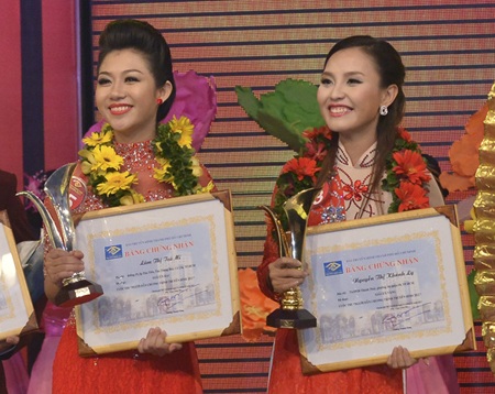 Khánh Ly đoạt “cú đúp” Én Vàng và giải khán giả bình chọn - 3 Én bạc Trà Mi và Én Vàng Khánh Ly (phải)